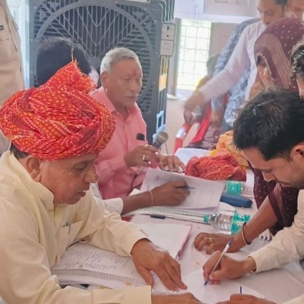 शिविर में रजिस्टर में लगी अटेंडेंस, लेकिन कर्मचारी मौजूद नहीं:विधायक के औचक निरीक्षण से मचा हड़कंप, कलेक्टर को फोन कर कहा- ऐसी लापरवाही स्वीकार नहीं है