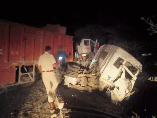 श्रीगंगानगर में 3 ट्रक आपस में भीड़े:2 क्रेन-जेसीबी से कैबिन काटकर बचाई ड्राइवर की जान, नींद की झपकी आने से हुआ हादसा