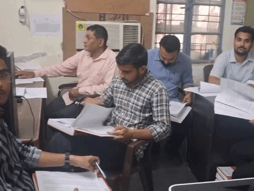 श्रीगंगानगर में इनकम टैक्स की छापेमारी:दो साल की रजिस्ट्रियों का रिकॉर्ड अपने कब्जे में लेकर की जांच शुरू, 9 लोगों की टीम पहुंची