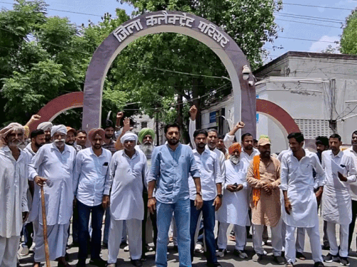 श्रीगंगानगर में कचरे के पहाड़ पर तीन पंचायतें आमने-सामने:ग्रामीण बोले- 22 जुलाई तक डंपिंग बंद न हुई तो अनिश्चितकालीन धरना देंगे