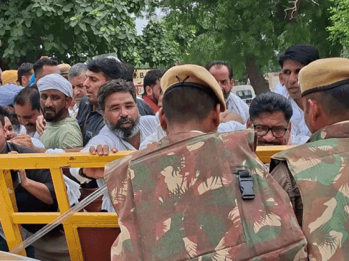 श्रीगंगानगर में कांग्रेस विधायक और पुलिस के बीच धक्कामुक्की:रूपिंदर कुन्नर बोले- धर्मेंद्र प्रधान के इस्तीफे तक प्रदर्शन जारी रहेगा, कई कांग्रेसी जमीन पर गिरे