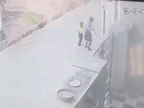 श्रीगंगानगर में बच्चों को बचाने सांड से भिड़ा पिता, VIDEO:बेटे-बेटी की चीख सुनकर दौड़कर आया और मुक्के मारकर भगाया