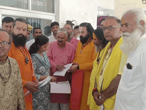 संत और पुजारी बोले- भाजपा राज में हम सुरक्षित नहीं:मंदिरों की जमीनों पर अवैध कब्जे हो रहे, रोकने पर मारपीट हो रही