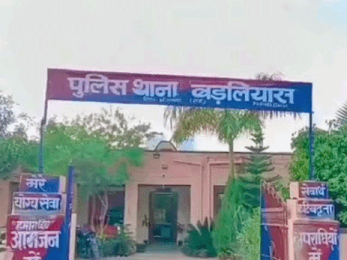 सड़क किनारे मिला 4 महीने का भ्रूण; कुत्तों ने नोचा:अज्ञात व्यक्ति द्वारा फेंकने की आशंका, मामला दर्ज कर आरोपी की तलाश शुरू
