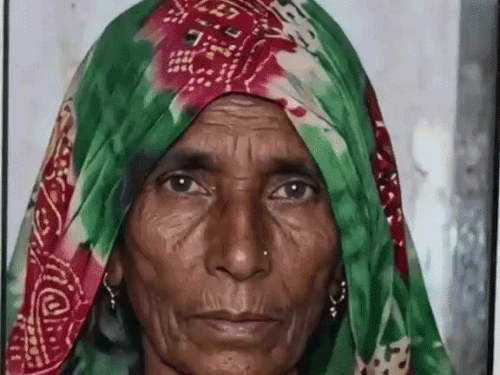 सड़क किनारे रखी चारपाई पर चढ़ी कार, महिला की मौत:बेटा घायल; परिजन बोले- टक्कर के बाद पुलिस ने ड्राइवर को भगाया