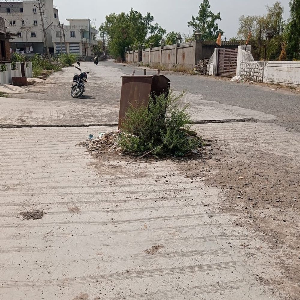 सड़क के नीचे दबी लाखों की विद्युत केबल:झालावाड़ में 2 साल से हादसे का खतरा, स्थायी समाधान की मांग