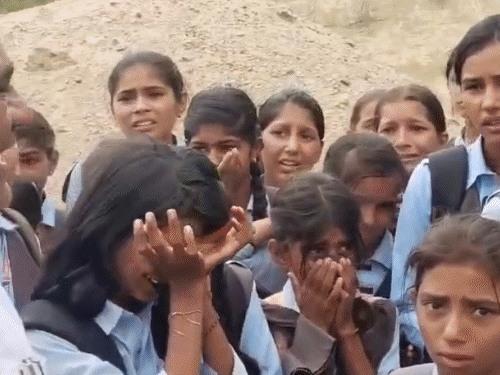 सरकारी स्कूल के गेट पर फूट-फूटकर रोईं बच्चियां, VIDEO:प्रिंसिपल-3 टीचर का ट्रांसफर होने से नाराज छात्रों ने गेट पर ताला लगाया; धरने पर बैठे
