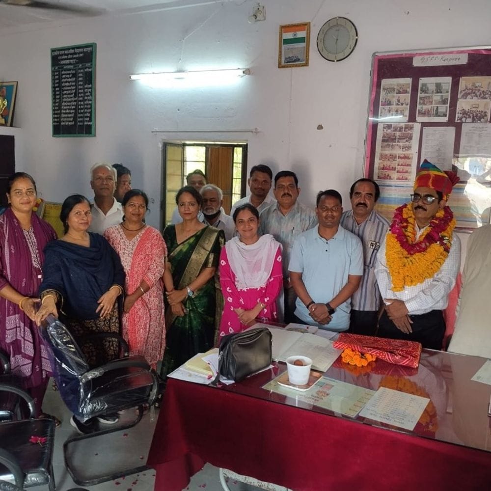 सरकारी स्कूल को मिला वाटर कूलर:समाजसेवी ने माता-पिता की याद में दिया, स्टाफ ने जताया आभार