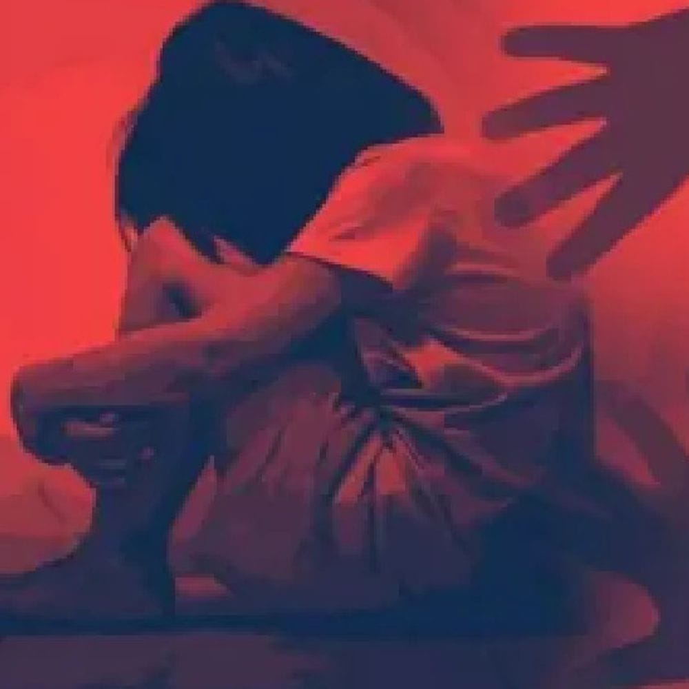 सरकारी स्कूल में टीचर ने छात्रा को कमरे में बुलाया:कहा- अकेले आओगी, तब ही कॉपी मिलेगी; आरोपी का ट्रांसफर