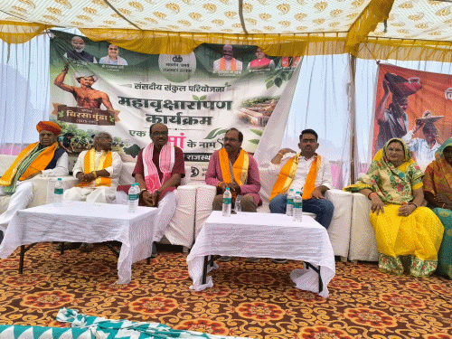 सराड़ा में 1600 सीताफल के पौधे लगाए गए:केंद्रीय मंत्री दुर्गादास उइके बोले- परियोजना से मिलेगा रोजगार, किसानों को मक्का बीज भी बांटे