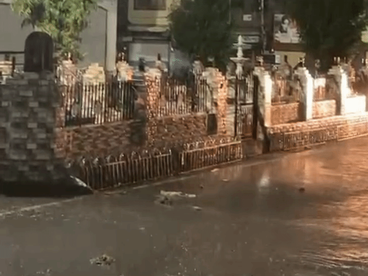 सलूंबर में तेज आंधी-बारिश:रात 10 बजे बदला मौसम, सड़कों पर जलभराव हुआ