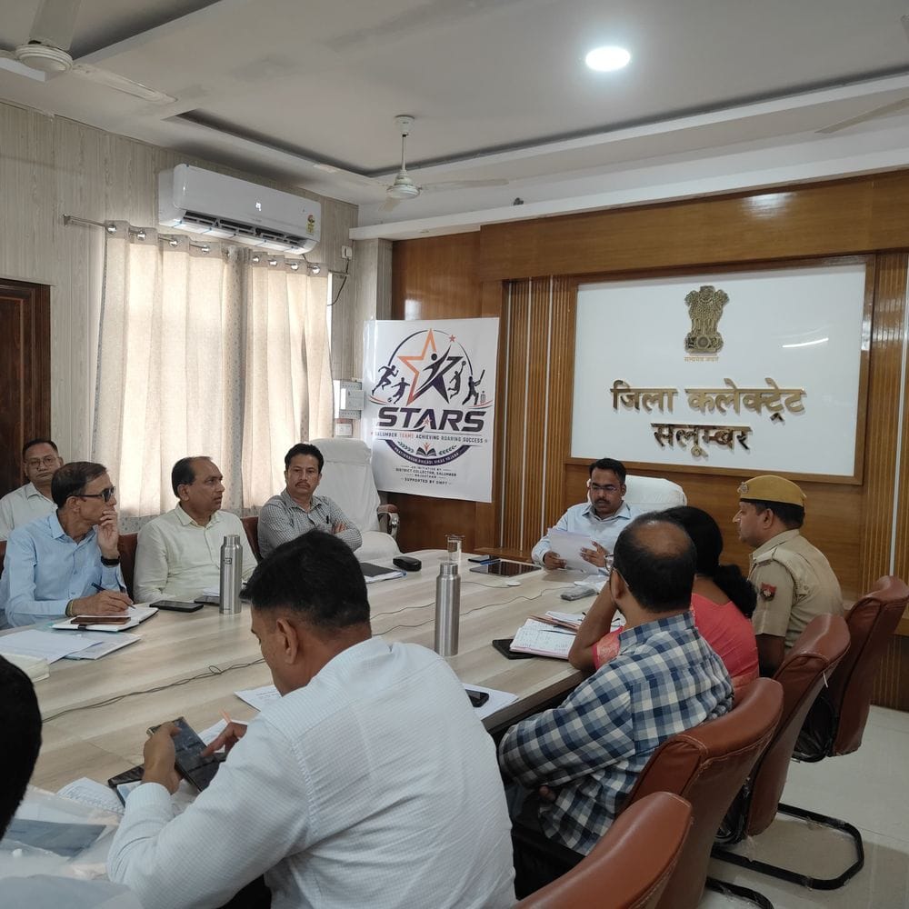 सलूंबर में मानसून तैयारियों की समीक्षा,कंट्रोल रूम बनेंगे:बिजली विभाग की फॉल्ट टीम रहेगी 24 घंटे सक्रिय, स्कूल भवनों की होगी सुरक्षा जांच