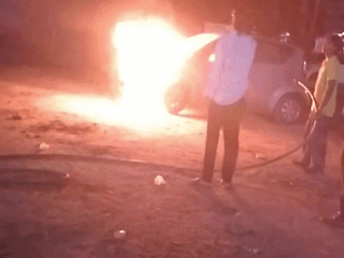 सवाईमाधोपुर में सड़क पर खड़ी कार में लगी आग:10 मिनट की मशक्कत के बाद बुझीं लपटें, शॉर्ट सर्किट की आशंका