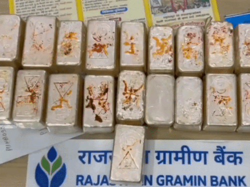 सांवलियाजी को चढ़ाई 25.65 लाख की चांदी की सिल्लियां:श्रद्धालु ने बेटे के लिए मांगी थी मन्नत, पूरी होने पर MP से आया परिवार