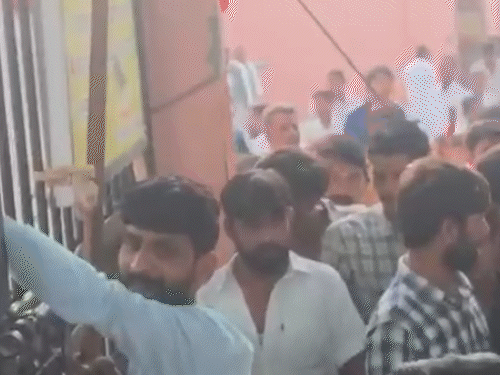 सांवलियाजी-मंदिर में एंट्री के लिए गार्ड के कपड़े फाड़े, मारपीट,VIDEO:VIP गेट से घुसने के लिए अड़े, 4 डिटेन; सुरक्षाकर्मियों ने घेर कर दबोचा