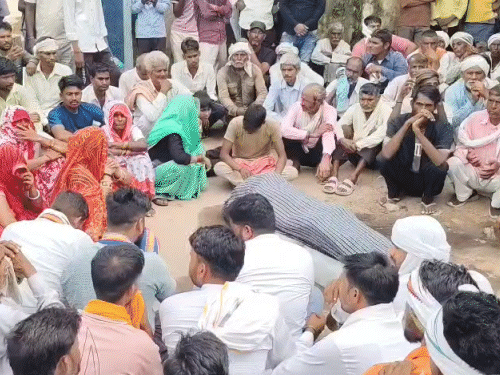 सांसद संजना जाटव की पुलिस से हुई नोकझोंक:घायल मिले युवक की मौत के बाद लोगों का फूटा आक्रोश, 27 घंटे बाद हुआ अंतिम संस्कार