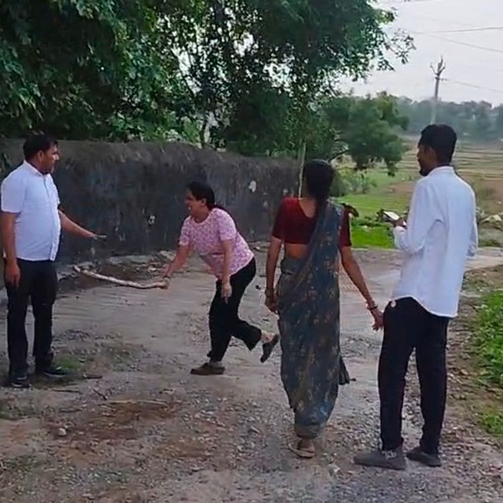 सागवाड़ा में बिजली कर्मचारी पर पोल शिफ्टिंग के दौरान हमला:लकड़ी और डंडे से मारपीट, राजकार्य में बाधा का मामला दर्ज