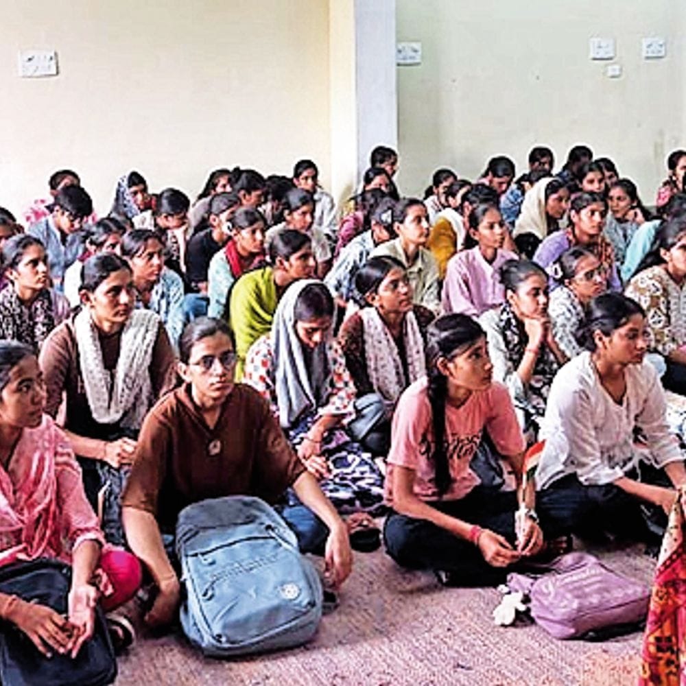 सादुलपुर; छात्राओं को दी योजनाओं की जानकारी