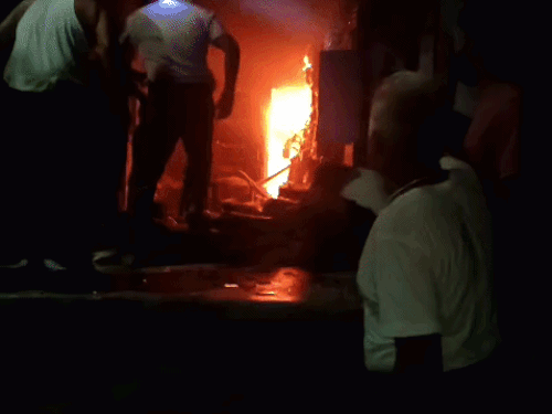 सिकराय में कपड़े की दुकान जलकर खाक:10 लाख से ज्यादा का नुकसान; लोगों ने फायर ब्रिगेड की मांग की