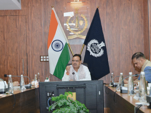 सीएम बोले- साइबर अपराधियों की केवल गिरफ्तारी काफी नहीं:संपत्ति जब्त कर तोड़ें इनकी आर्थिक कमर; हेल्पलाइन-1930 का किया निरीक्षण