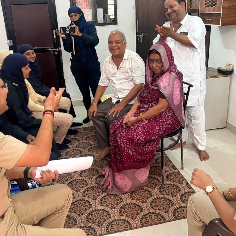 सीकर में अकेले रहने वाले बुजुर्गों के घर पहुंची पुलिस:हेल्पलाइन नंबर्स-पोर्टल की दी जानकारी; स्लम एरिया के लोगों को भी जागरूक किया