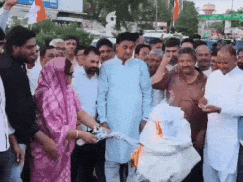 सीकर में कांग्रेस का धरना, चौकी में प्रदर्शन:पुलिस ने हटाया; राहुल गांधी की गिरफ्तारी के विरोध में प्रदर्शन