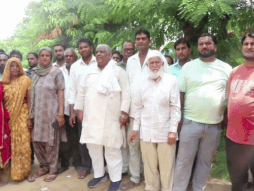 सीकर में परिवारों को लेकर कलेक्ट्रेट पहुंचे फल-सब्जी के ठेलेवाले:बोले- अब पेट पालना मुश्किल हो जाएगा, धर्मशाला मैनेजमेंट का विरोध