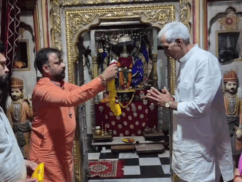 सीकर में पूर्व विधायक बोले-जब तक जिएंगे,पीएम रहेंगे नरेंद्र मोदी:बुजुर्ग हुए तो रिमोट से चलाएंगे सरकार, कल्याण धाम मंदिर में किया पूजन
