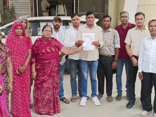 सीकर में बदबू से परेशान हुए कॉलोनी के लोग:बोले- घर का गेट खोलना भी मुश्किल, रोजाना 8-10 बच्चे बीमार हो रहे