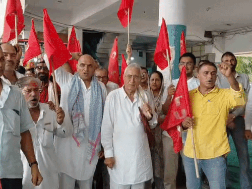 सीकर में रोडवेजकर्मियों का कॉकरोच पार्टी काे समर्थन:केंद्रीय मंत्री धर्मेंद्र प्रधान के इस्तीफे की मांग; सोनम वांगचुक को उठाने का विरोध
