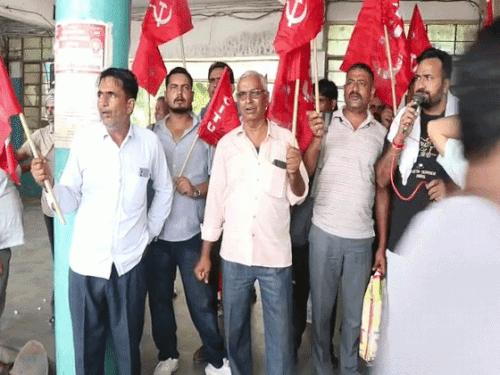 सीकर में रोडवेजकर्मी बोले- कंडक्टर से मारपीट बर्दाश्त नहीं करेंगे:चूरू में कंडक्टर-ड्राइवर से मारपीट के आरोपियों को गिरफ्तार करने की मांग