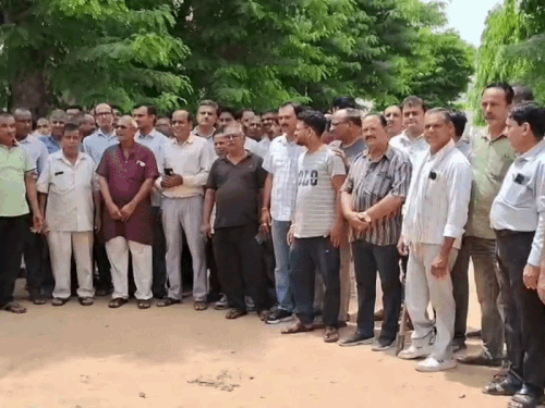 सीकर में सड़क चौड़ीकरण को लेकर व्यापारियों का विरोध:100 की जगह 80 फीट ही चौड़ा करने की मांग, नगर परिषद की ओर से हटाया जा रहा अतिक्रमण