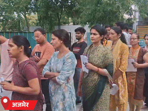 सीनियर टीचर भर्ती परीक्षा शुरू, सेंटर पर चूड़ियां उतरवाईं:हाथों में बंधे धागे काटे, सवाई माधोपुर में बिना मेटल डिटेक्टर जांच के एंट्री