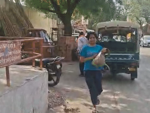 सीनियर टीचर भर्ती परीक्षा: महिला कैंडिडेट्स की चेन-चूड़ी-बिछिया तक उतरवाई:लास्ट मिनट पर भागते नजर आए अभ्यर्थी, 1 घंटे पहले बंद हुए गेट