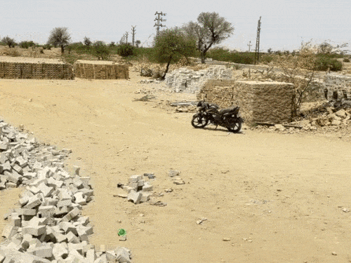 सीमेंट ब्रिक्स की दीवार गिरी, महिला-मजदूर की मौत:मलबे में दबकर 2 अन्य गंभीर घायल; ब्रह्मसर की टाइल्स फैक्ट्री में हुआ हादसा