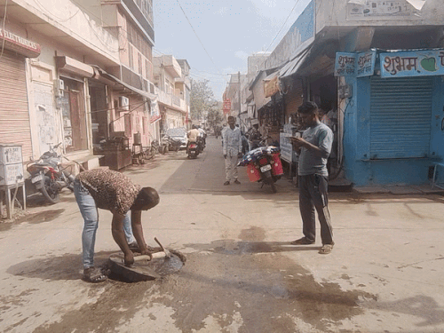 सीवरेज ब्लॉक की समस्या से आमजन को मिली निजात:एसबीआई बैंक चौराहे पर फैले गंदे पानी से लोगों का निकला मुश्किल हो रहा था
