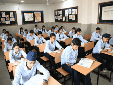 सुप्रीम कोर्ट का 3 लैंग्वेज पॉलिसी पर रोक से इनकार:कहा- कोई भी भाषा सीखना कभी बेकार नहीं जाता; CBSE ने इसी सेशन से पॉलिसी लागू की