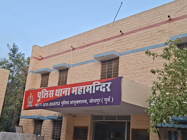सेना के लेफ्टिनेंट के मकान में लाखों की ज्वेलरी चोरी:परिवार समेत छुट्टी पर महाराष्ट्र गए हुए थे आर्मी ऑफिसर, स्टाफ ने फोन कर बताया