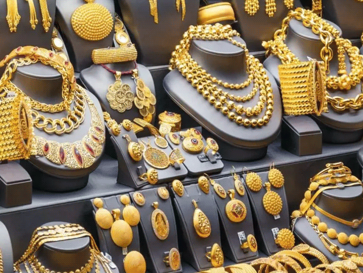 सोना ₹306 घटकर ₹1.42 लाख पर आया:चांदी ₹1,253 बढ़कर ₹2.20 लाख किलो पर पहुंची, इस साल ₹2.80 लाख तक जा सकती है