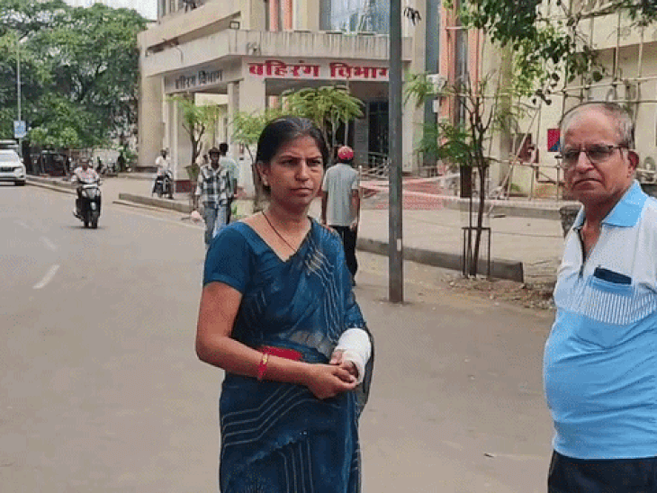 स्कूटी सवार महिला को बदमाशों ने सड़क पर घसीटा:पर्स छीनने के बाद हवा में घुमाया, पीड़िता का हाथ टूटा