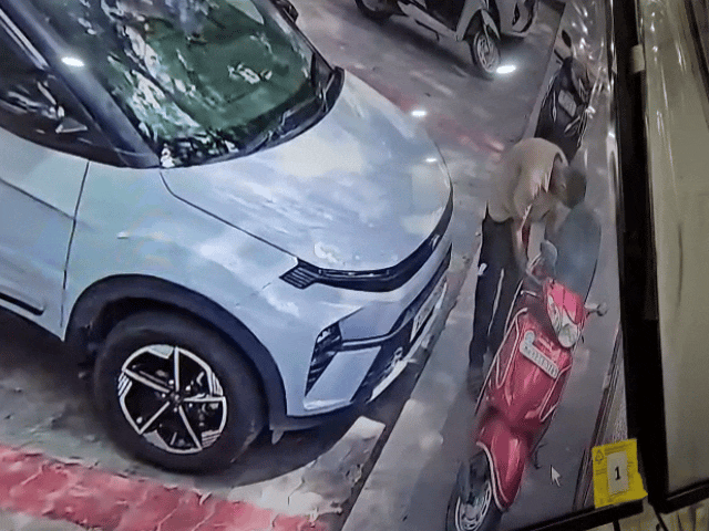 स्कूल के बाहर खड़ी-स्कूटी से 20 सेकंड में मोबाइल चोरी:डिक्की लॉक करना भूल गई थी छात्रा; पुलिस आरोपी की तलाश में जुटी