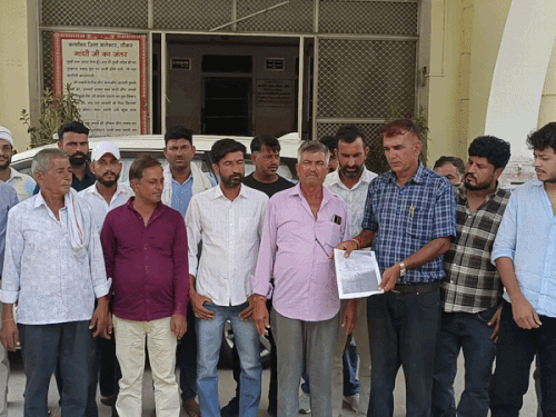 स्कूल के बाहर शराबियों का डेरा:बच्चों के खेल मैदान पर कब्जे का आरोप, ग्रामीण और शिक्षकों ने कलेक्टर से की कार्रवाई की मांग