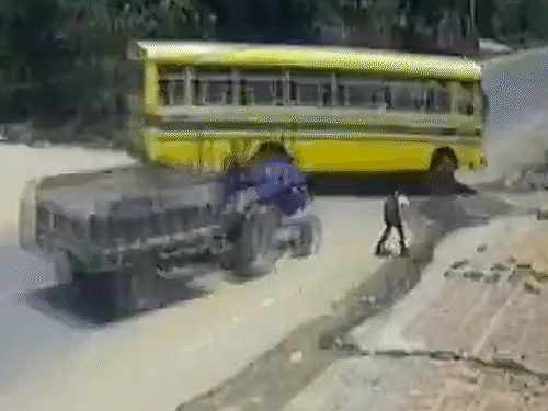 स्कूल बस और ट्रैक्टर की जोरदार टक्कर VIDEO:बाल-बाल बचे बच्चें, ट्रैक्टर के ब्रेक फेल होने से हुआ हादसा; सीसीटीवी में कैद हुई घटना