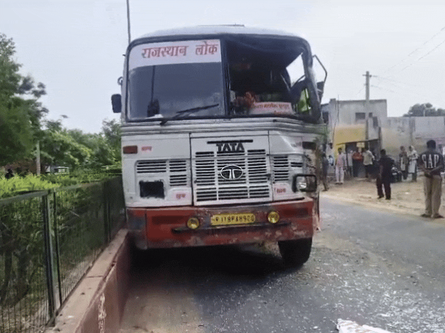 स्कूल बस से भिड़ी लोक परिवहन की बस:पीछे से आकर टकराई, बच्चों को बैठाने सड़क किनारे रुकी थी बाल-वाहिनी; बड़ा हादसा टला
