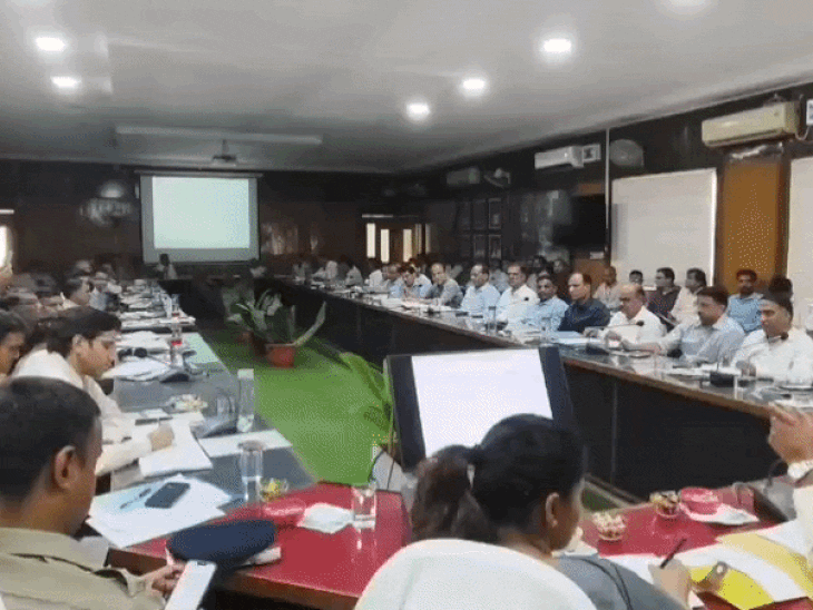 स्कूलों में आधे टीचर, नई हॉस्पिटल बिल्डिंगों में टपकती छत:घटिया निर्माण वाले फर्म होंगे ब्लैकलिस्ट, MLA बोले-योजनाएं जमीन पर दिखनी चाहिए
