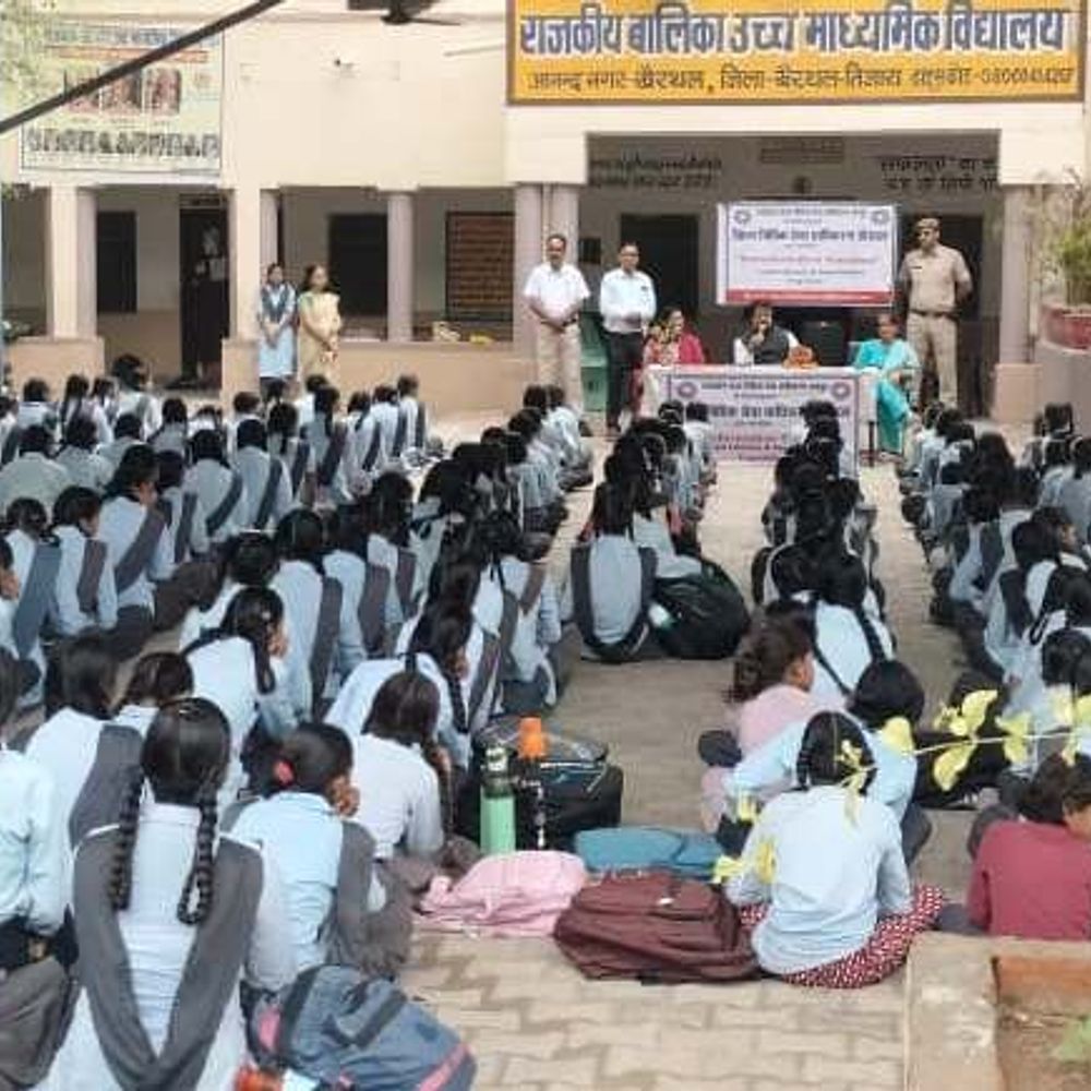 स्कूलों में न्यायिक अधिकारियों ने पढ़ाया साइबर सुरक्षा का पाठ:'कोर्ट वाली दीदी' शिकायत पेटी स्थापित, नशे पर भी जागरूक किया