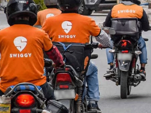 स्विगी इंस्टामार्ट से सड़े अंडे, खराब दूध मिलने का आरोप:शिकायत करने वाले को रिफंड करके मामला दबाया, FSSAI ने 9 नोटिस जारी किए