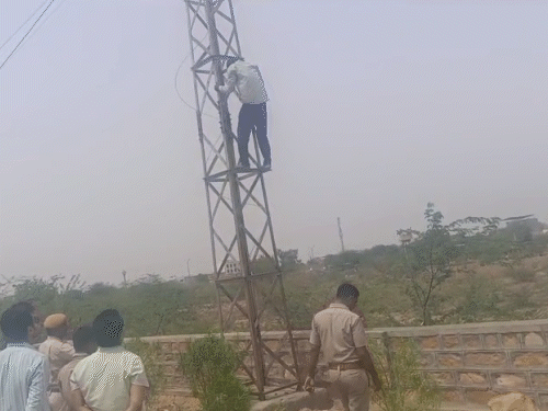 हाइटेंशन-लाइन के टावर पर चढ़ा युवक, तारों पर झूलने लगा:पुलिस बोली- नशे की हालत में था, बिजली बंद होने से बची जान