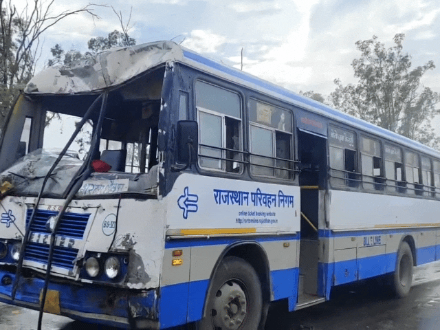 हाईवे पर खड़ी स्लीपर बस को रोडवेज ने मारी टक्कर:8 सवारियां घायल, चीख-पुकार मची; जयपुर- आगरा रूट पर लगा लंबा जाम