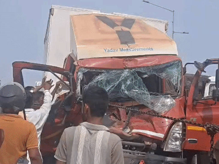 हाईवे पर सामने गाय आई,ट्रेलर के ब्रेक लगाने पर ट्रक-भिड़ा:केबिन में फंसा ट्रक ड्राइवर, जेसीबी की मदद से पुलिस और लोगों ने निकाला